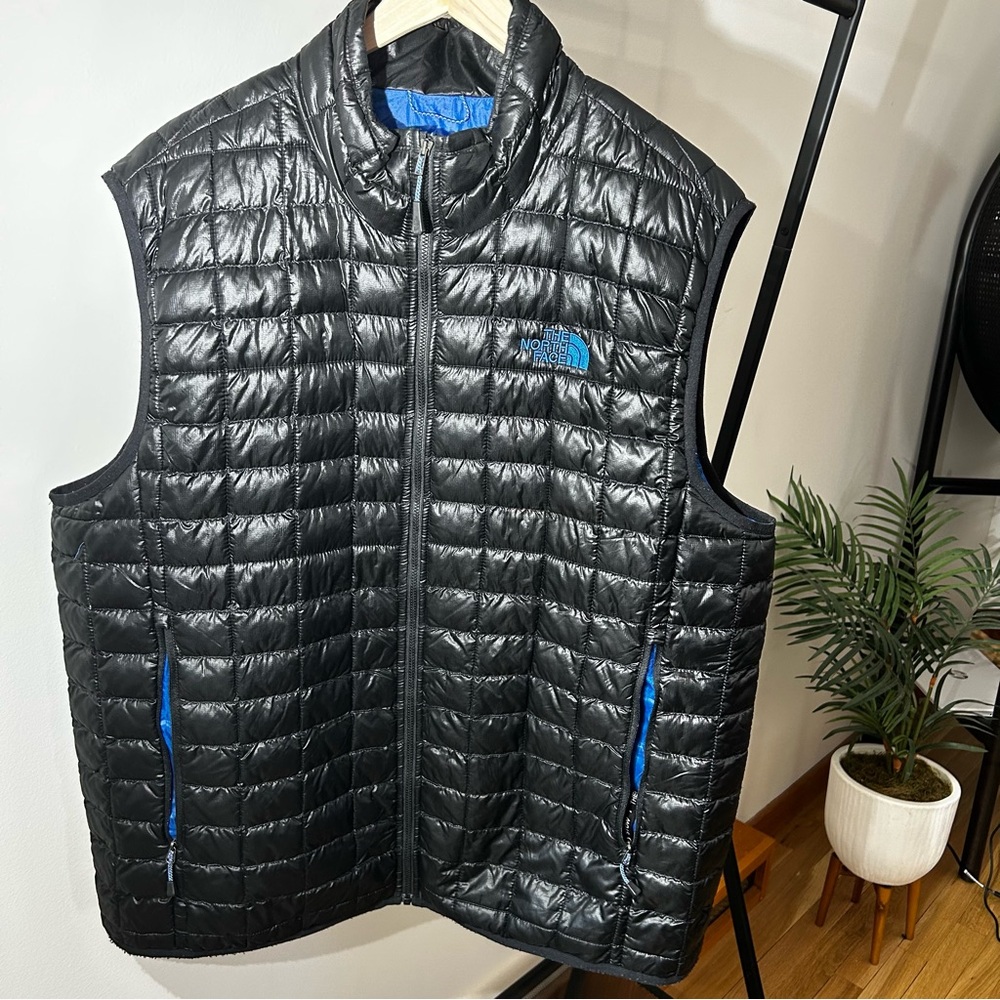 The North Face men’s black size XXL full zip vest.